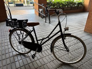 Bicicleta Paseo Capri Negra, Tiene un radio roto.