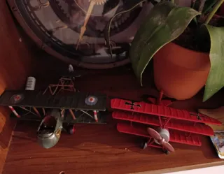 VINTAGE PACK 2 AVIONES; Triplano Rojo (varón rojo)