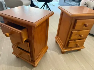 Mesita de noche de madera