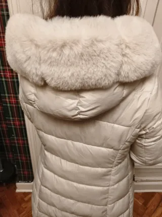 Anorak color crema con capucha y mangas de pelo