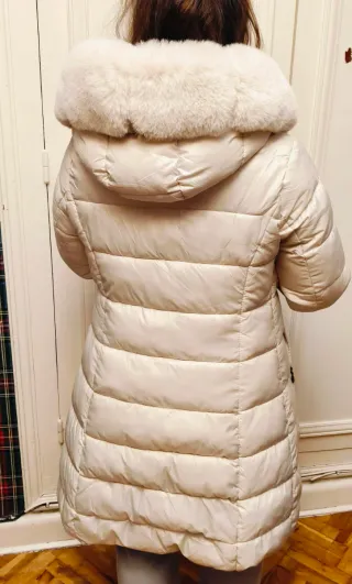 Anorak color crema con capucha y mangas de pelo