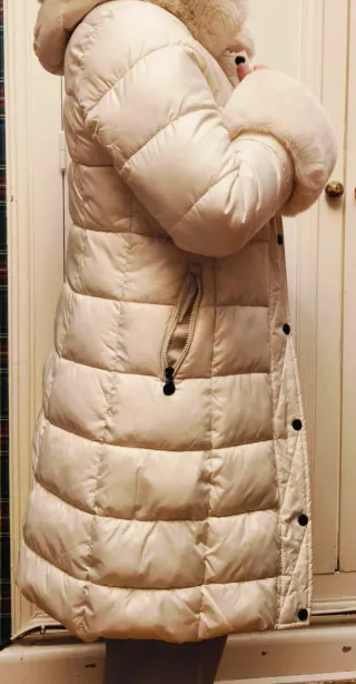 Anorak color crema con capucha y mangas de pelo