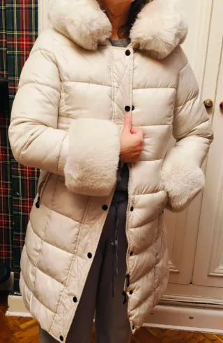 Anorak color crema con capucha y mangas de pelo