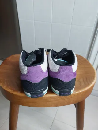 Zapatillas Converse Moradas y Blancas