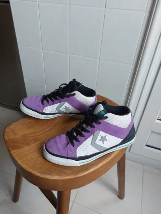 Zapatillas Converse Moradas y Blancas