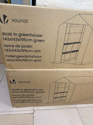 Invernadero de jardín con estantes