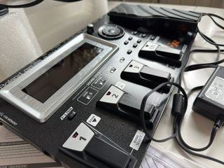 Sintetizador Roland GR-55 para guitarra y bajo