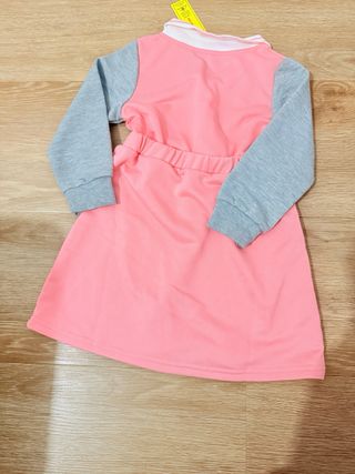 Vestido rosa con mangas grises