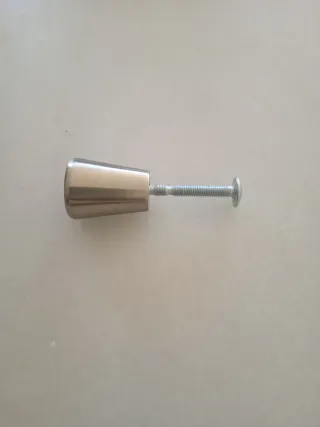 Tirador para armarios de acero.