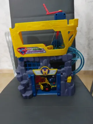 Superthings Cuartel General secreto espia