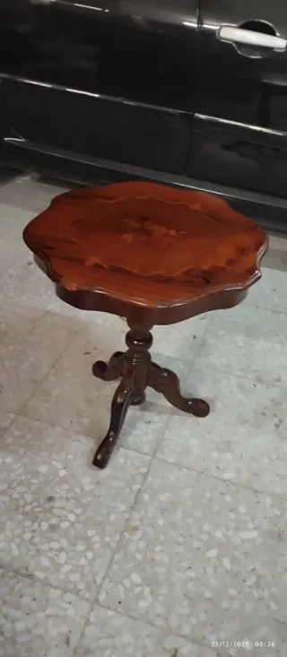 Mesa auxiliar de madera con diseño floral