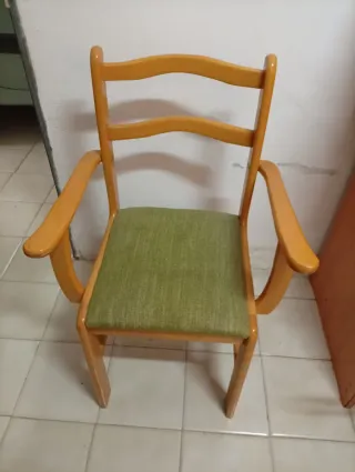 Sillas de madera con asiento acolchado