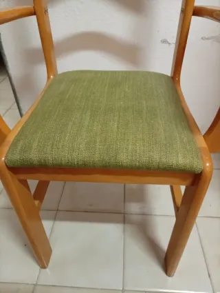 Sillas de madera con asiento acolchado