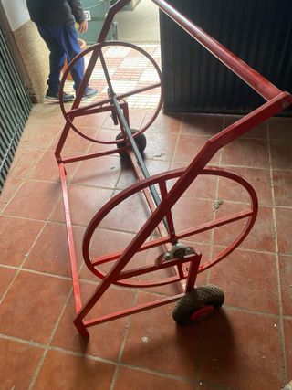 Carro enrollador de alfombras metálico