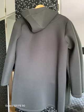 Abrigo con capucha tipo neopreno