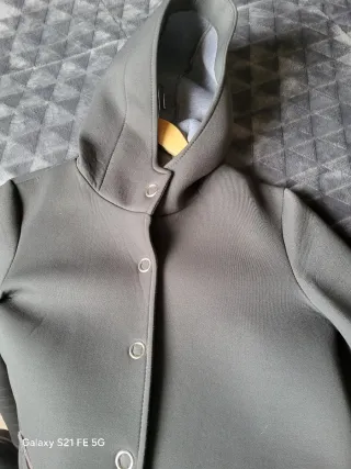 Abrigo con capucha tipo neopreno