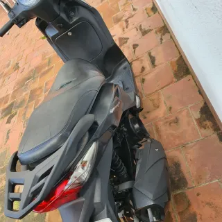 Moto Scooter SYM Negra Automática