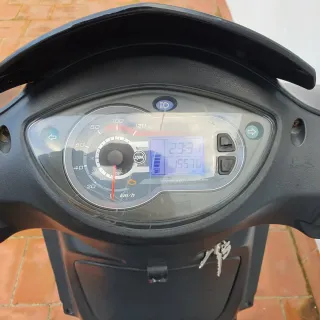 Moto Scooter SYM Negra Automática