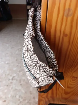 Mochila práctica sin estrenar estampado beige/marr