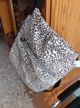 Mochila práctica sin estrenar estampado beige/marr