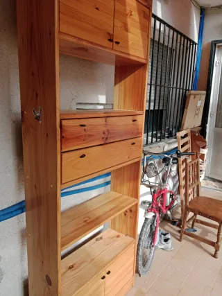 Mueble de madera con cajones y puertas