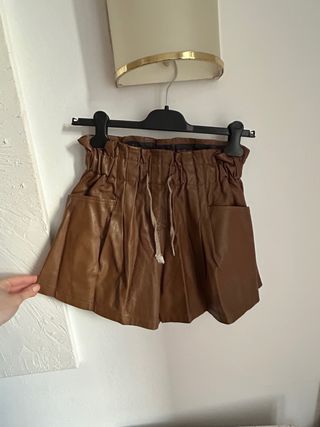 Pantalón corto efecto piel marrón