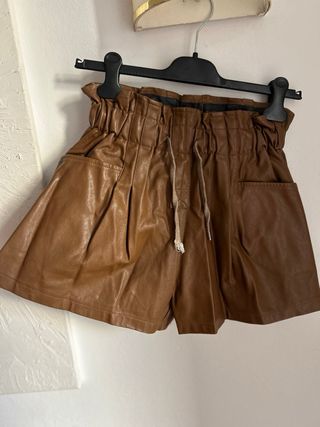 Pantalón corto efecto piel marrón