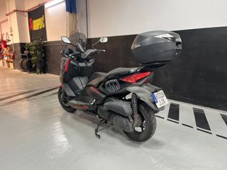 Yamaha XMAX 250 Negra y Roja