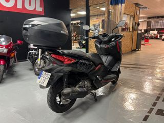 Yamaha XMAX 250 Negra y Roja