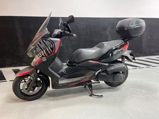 Yamaha XMAX 250 Negra y Roja