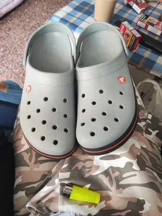 Crocs grises
