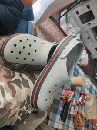 Crocs grises