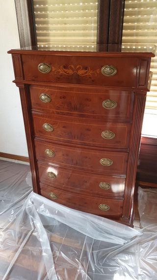 Cómoda antigua de madera maciza