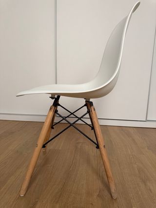 Silla blanca patas de madera