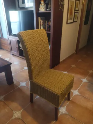 Conjunto mesa y 4 sillas madera y ratán