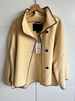 Abrigo corto lana pespuntes