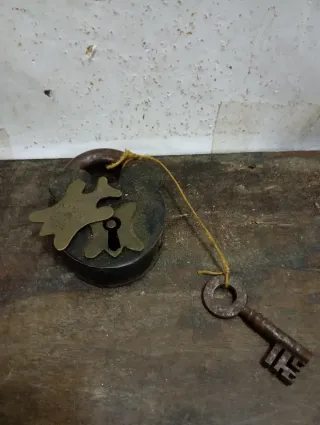 LIQUIDACIÓN Candado antiguo con llave