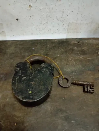LIQUIDACIÓN Candado antiguo con llave