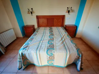 Cabecero y 2 mesitas de noche de madera a juego