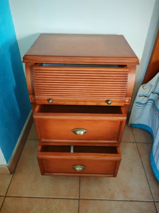 Cabecero y 2 mesitas de noche de madera a juego