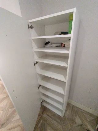 Armario blanco con estanterías