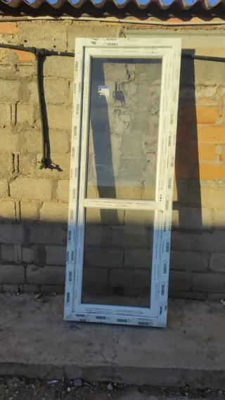 Puerta Rehau 85x233