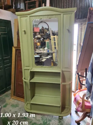 Moderno armario de pasillo de madera, restaurado.