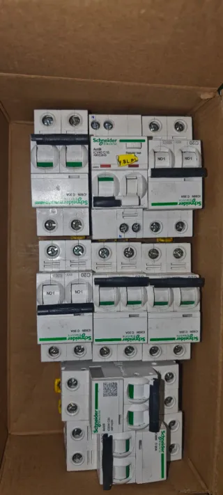 Disyuntores Schneider IC60N C20 (10 unidades)