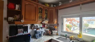 Muebles de cocina con electrodomésticos.