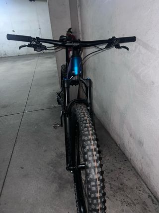 Bicicleta eléctrica Cube azul montaña