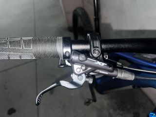 Bicicleta eléctrica Cube azul montaña