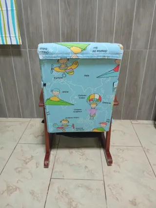 Sillón infantil de madera con estampado