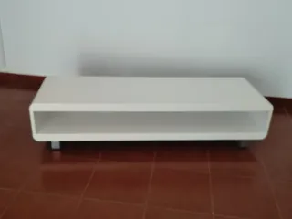 Mueble TV minimalista blanco y plateado