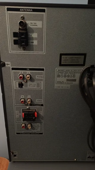 Equipo de música Sony con 2 altavoces